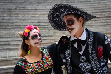 Mancınık gibi giyinmiş Meksikalı bir çiftin portresi. Ölüler Günü