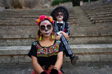 Ölenler Günü için Meksika 'nın zarif katrinleri gibi giyinmiş çift.