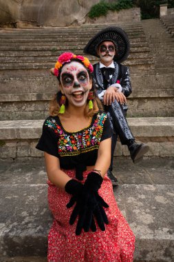 Ölüler günü için Meksika 'nın zarif katrinleri gibi giyinmiş bir çift. Komik yüzler.