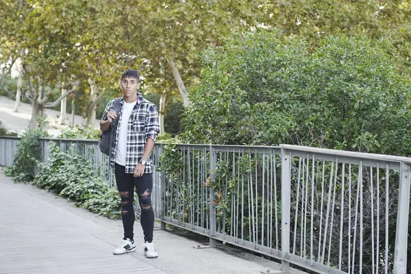 Kampüste sırt çantalı genç bir öğrenci. Tam çekim.