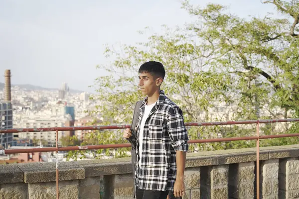 Sırt çantalı genç uluslararası öğrenci kampüste yürüyor..