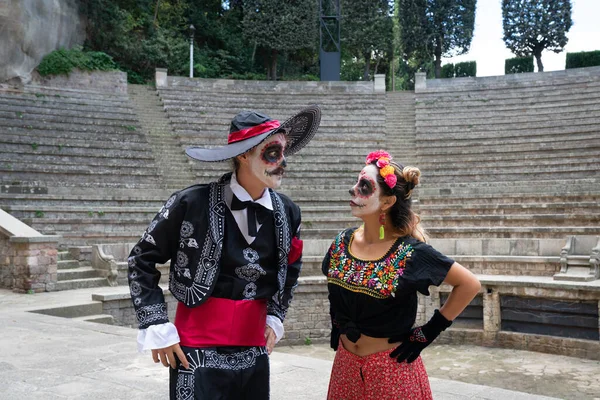 Ölüm günü için katrin gibi giyinmiş genç Meksikalı çift birbirlerine bakıyorlar.