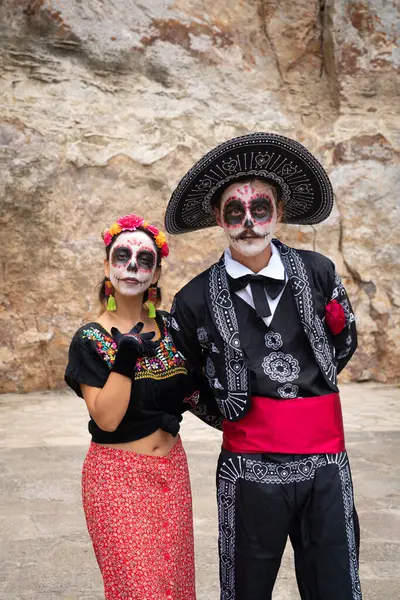 Ölenler Günü için Meksika 'nın zarif katrinleri gibi giyinmiş çift.