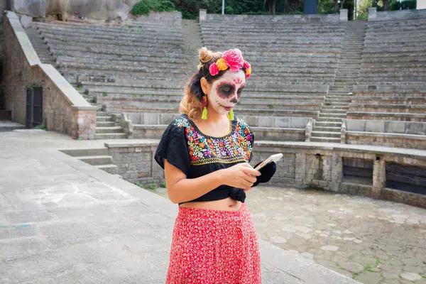 Genç bayan Catrina, Meksika 'daki ölü kutlamaların günü için makyaj yapıyor.