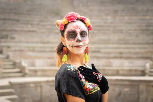 Genç bayan Catrina, Meksika 'daki ölü kutlamaların günü için makyaj yapıyor.