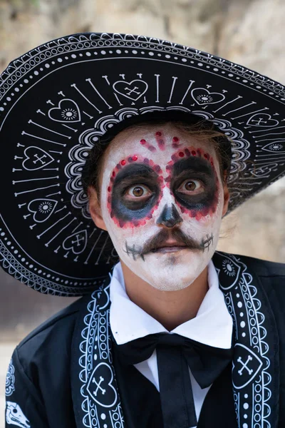 Genç adam şapkasını düzelten ölü hücresi için Catrin gibi giyinmiş.