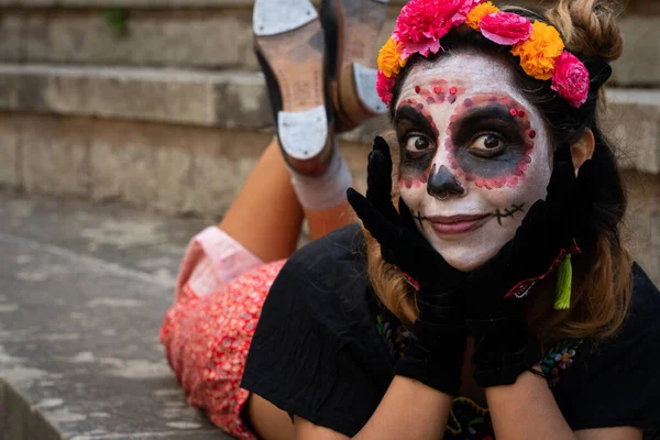 Ölen kutlamanın olduğu gün için katrina gibi giyinmiş genç bir kadın.