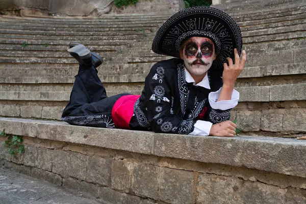 Ölüm hücresi için katrin gibi giyinmiş genç bir adam.