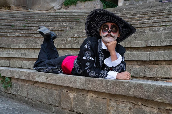 Ölüm hücresi için katrin gibi giyinmiş genç bir adam.