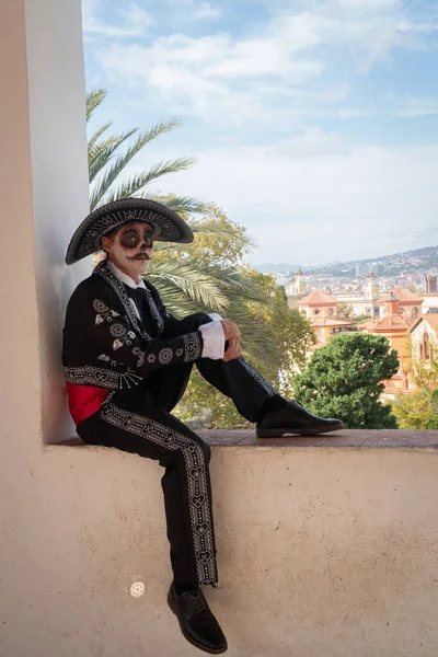 Ölüm hücresi için katrin gibi giyinmiş genç bir adam.