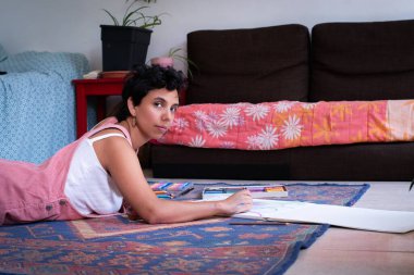 Evdeki Oturma Odasında Pastaları Kullanan Yaratıcı Genç Kadın