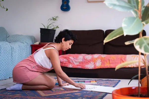 Evdeki Oturma Odasında Pastaları Kullanan Yaratıcı Genç Kadın