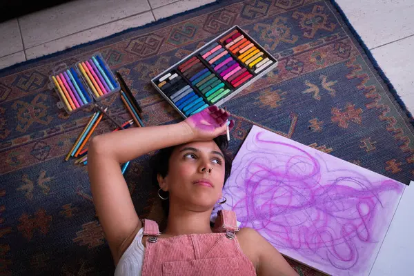 Pastel 'in ve kendi yarattığı resmin yanında yerde yatan kadın..