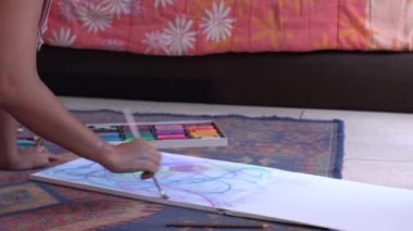 Latin Kadın Pastel Tozunu Tuvale Yaymak İçin Fırça Kullanıyor