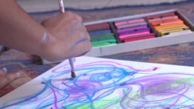 Bir Kadın Eli 'nin Yakın Çekimi Renkli ve Eklektik Çizim Oluşturuyor