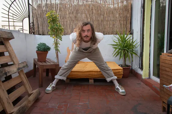 Gitarın yanında poz veren genç bir model..