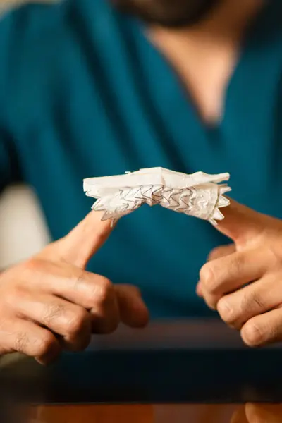 Damar cerrahı aort stent greftini açıklıyor.