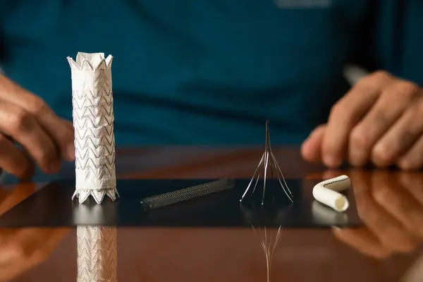 Damar cerrahı vena cava filtresi gösteriyor.