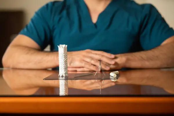 Damar cerrahı vena cava filtresi gösteriyor.