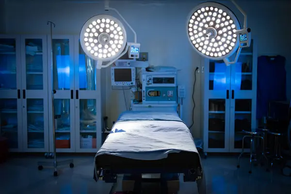 Boş ameliyat odası kullanılmaya hazır.