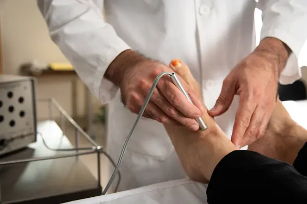 Anjiyolog hastaya lazer Doppler kan akışı ölçer uyguladı.