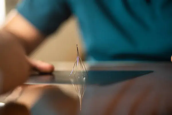 Damar cerrahı vena cava filtresi gösteriyor.