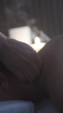 Gevşetici Mum Işığında Boyun Masajı