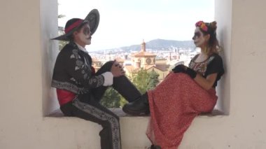 Mexico Catrina ve Catrin Şehir Manzaralı Koloni Penceresinde Oturuyorlar