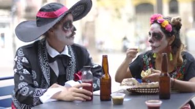 Meksikalı Catrina Taco 'ya kireç ekliyor ve Catrin Tuzu Yetenekli