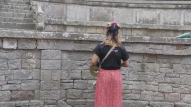 Geleneksel Meksika Elbisesiyle Neşeli Catrina.