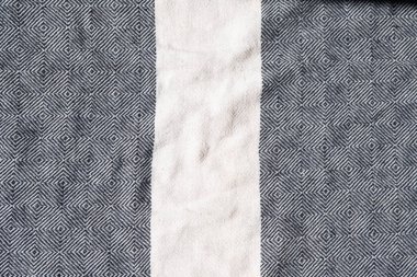 Beyaz çizgili kumaş ve Mavi Elmas desenli