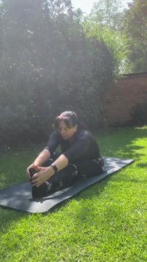 Sol Ayağında İki Elle Esneyen Kadın