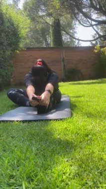 Yoga Mat 'te Sol Bacağa Gerinen Kadın