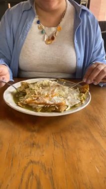  Çatalla Chilaquiles ısıran kadın.