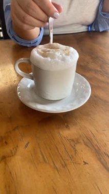  Yavaş Çekimde Kaşıklı Kadın Cappuccino