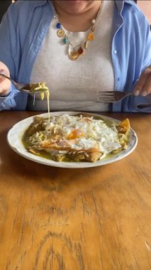 Tahta Masada Yumurtalı Chilaquiles Yiyen Kadın