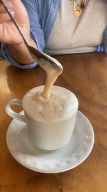 Cappuccino ve Spoon 'un Dolly In ile Yakın Çekimi