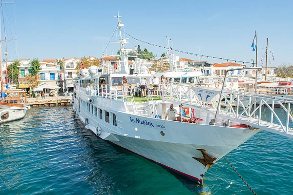 Skiathos tatil köyünün yakınındaki yat.