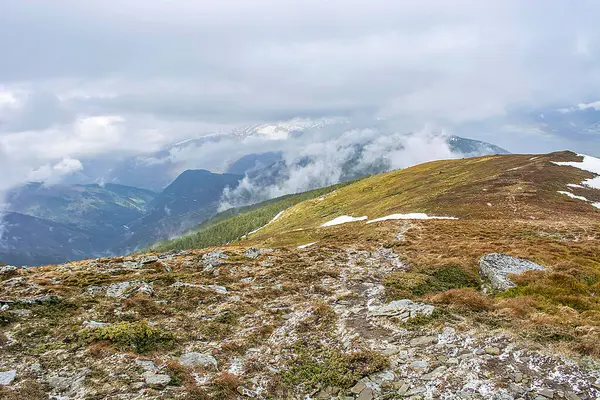 Karpat Dağları 'ndaki Ukrayna manzarası
