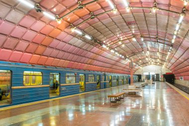 Metro istasyonları, platformlar, elektrikli trenler.
