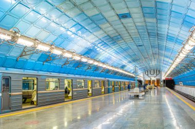 Metro istasyonları, platformlar, elektrikli trenler.