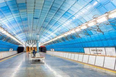 Metro istasyonları, platformlar, elektrikli trenler.