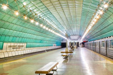 Metro istasyonları, platformlar, elektrikli trenler.