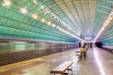 Metro istasyonları, platformlar, elektrikli trenler.