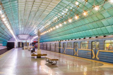 Metro istasyonları, platformlar, elektrikli trenler.