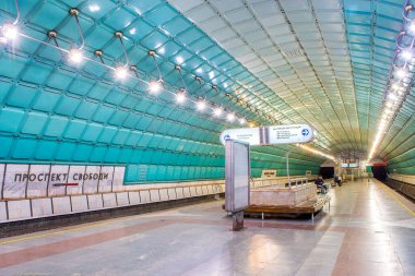 Metro istasyonları, platformlar, elektrikli trenler.