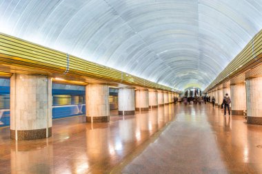 Metro istasyonları, platformlar, elektrikli trenler.