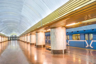 Metro istasyonları, platformlar, elektrikli trenler.
