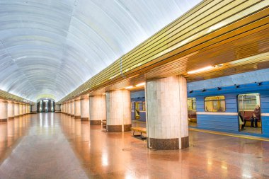 Metro istasyonları, platformlar, elektrikli trenler.