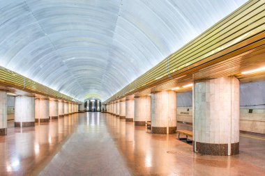 Metro istasyonları, platformlar, elektrikli trenler.